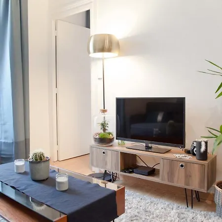 Magnificent 2 Steps From The Stations Apartment *