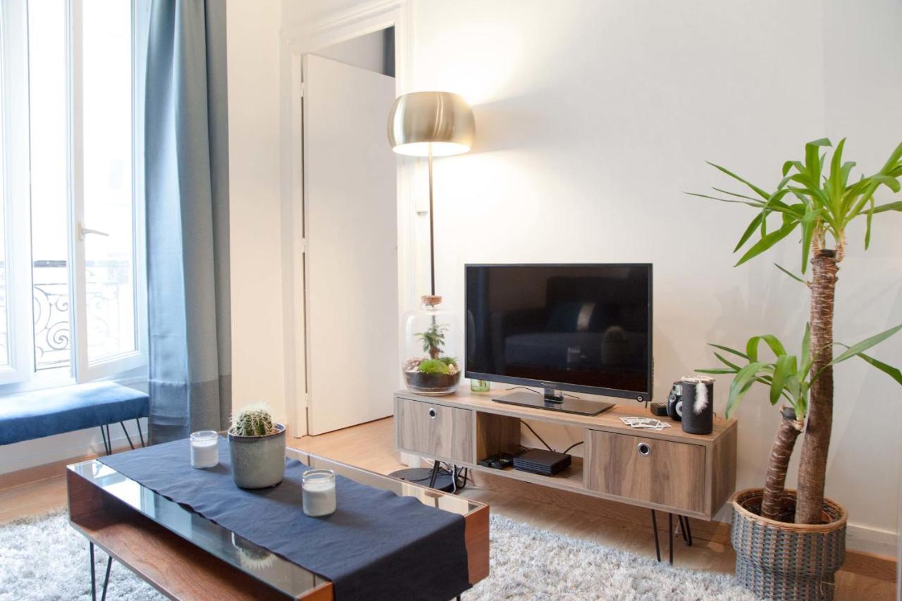 Magnificent 2 Steps From The Stations Apartment *